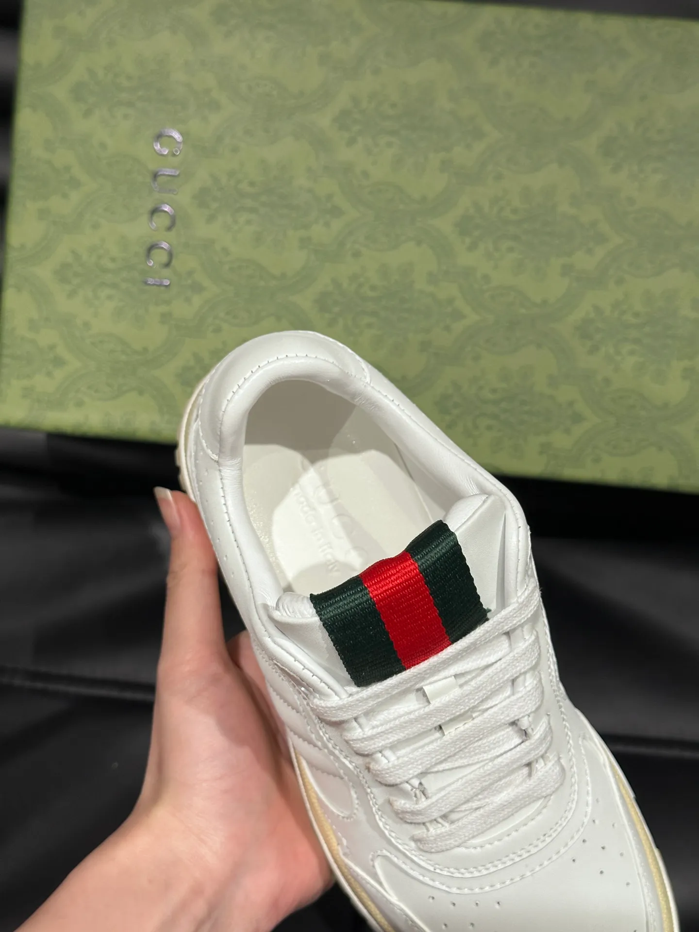 p480 Men's Men's Shoes Gucc*Gucci Re-Web series👫Couple's webbed leather sneakers, as the first sneakers created by Sabato De Sarno for Gucci, the Re-Web series reinterprets the brand's classic stripes, and sets off the modern silhouette design with bold and unique details. This shoe is crafted from iconic classic GG canvas and white leather. This new sneaker is ingeniously decorated with many of the brand's classic details, and is equipped with a bright red and green webbing tongue, which will make people fall in love at first sight. Yuan Size: Female 35-40 Male 39-44 (can be customized to 45, 46